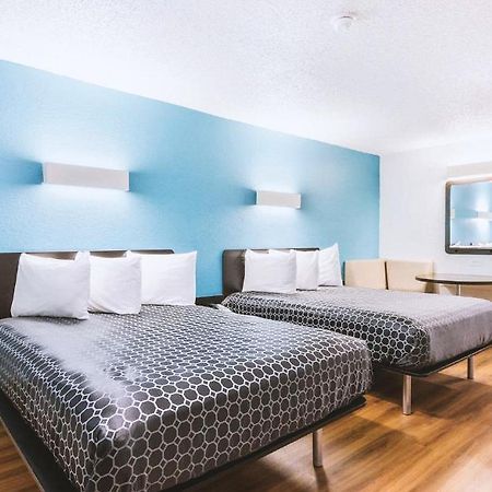 Sky Palace Inn & Suites By Jasper Beeville المظهر الخارجي الصورة