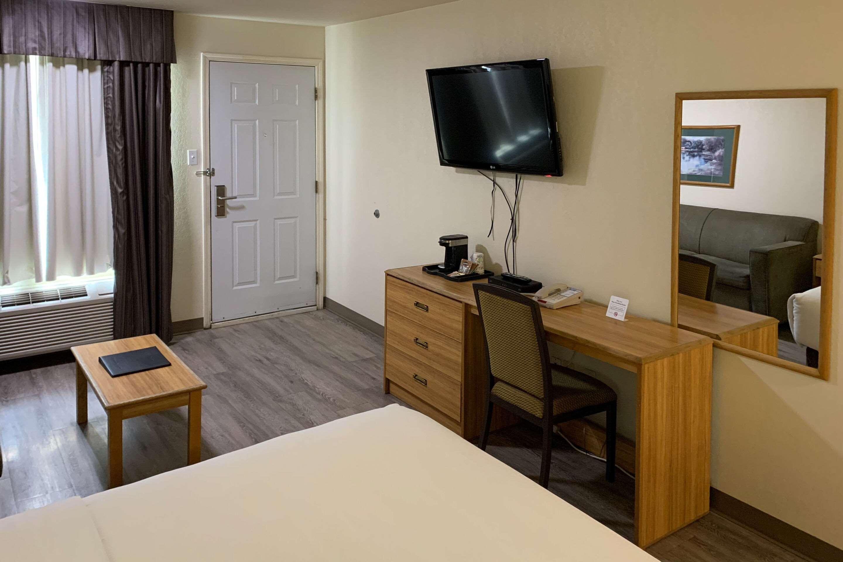 Sky Palace Inn & Suites By Jasper Beeville المظهر الخارجي الصورة