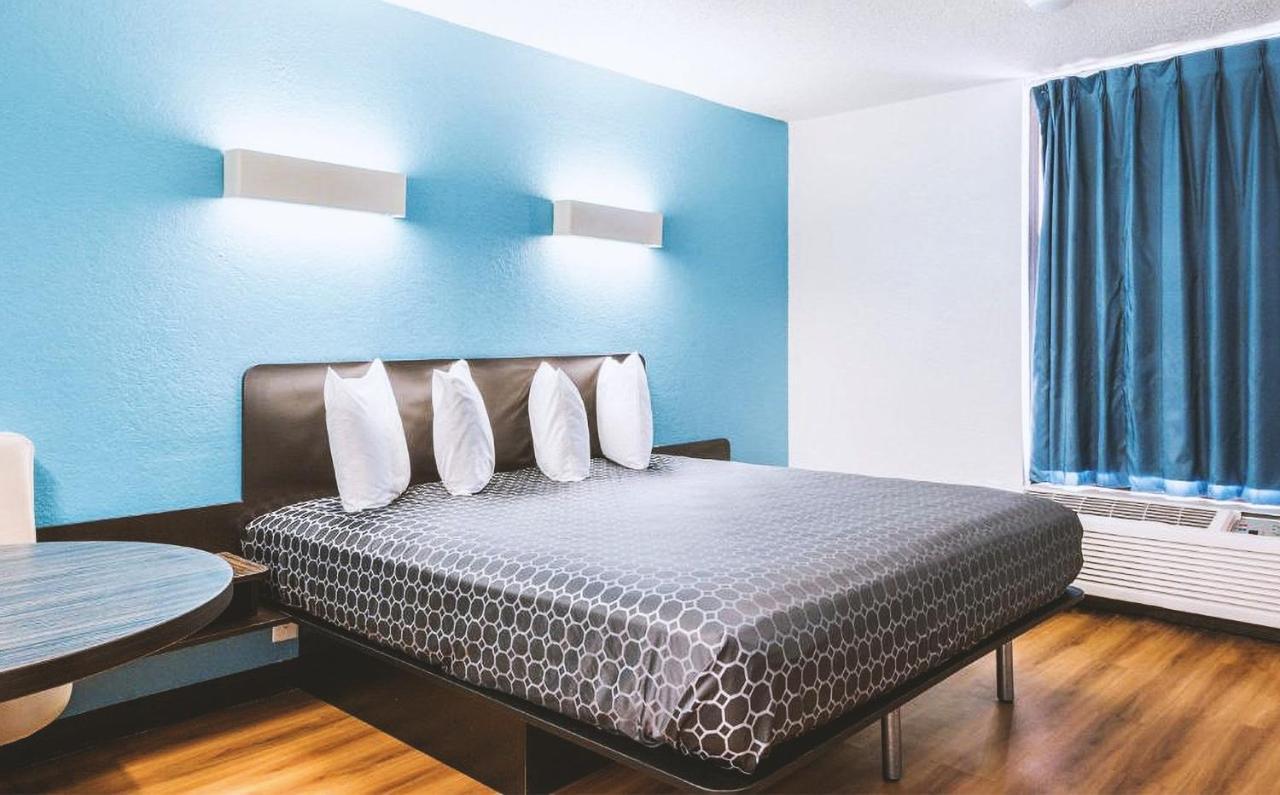 Sky Palace Inn & Suites By Jasper Beeville المظهر الخارجي الصورة