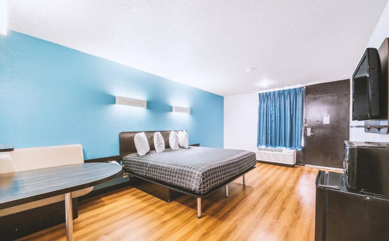 Sky Palace Inn & Suites By Jasper Beeville المظهر الخارجي الصورة