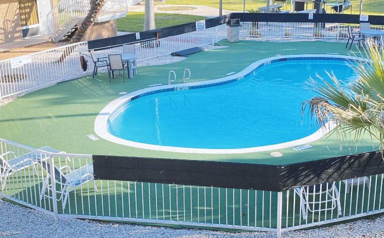 Sky Palace Inn & Suites By Jasper Beeville المظهر الخارجي الصورة