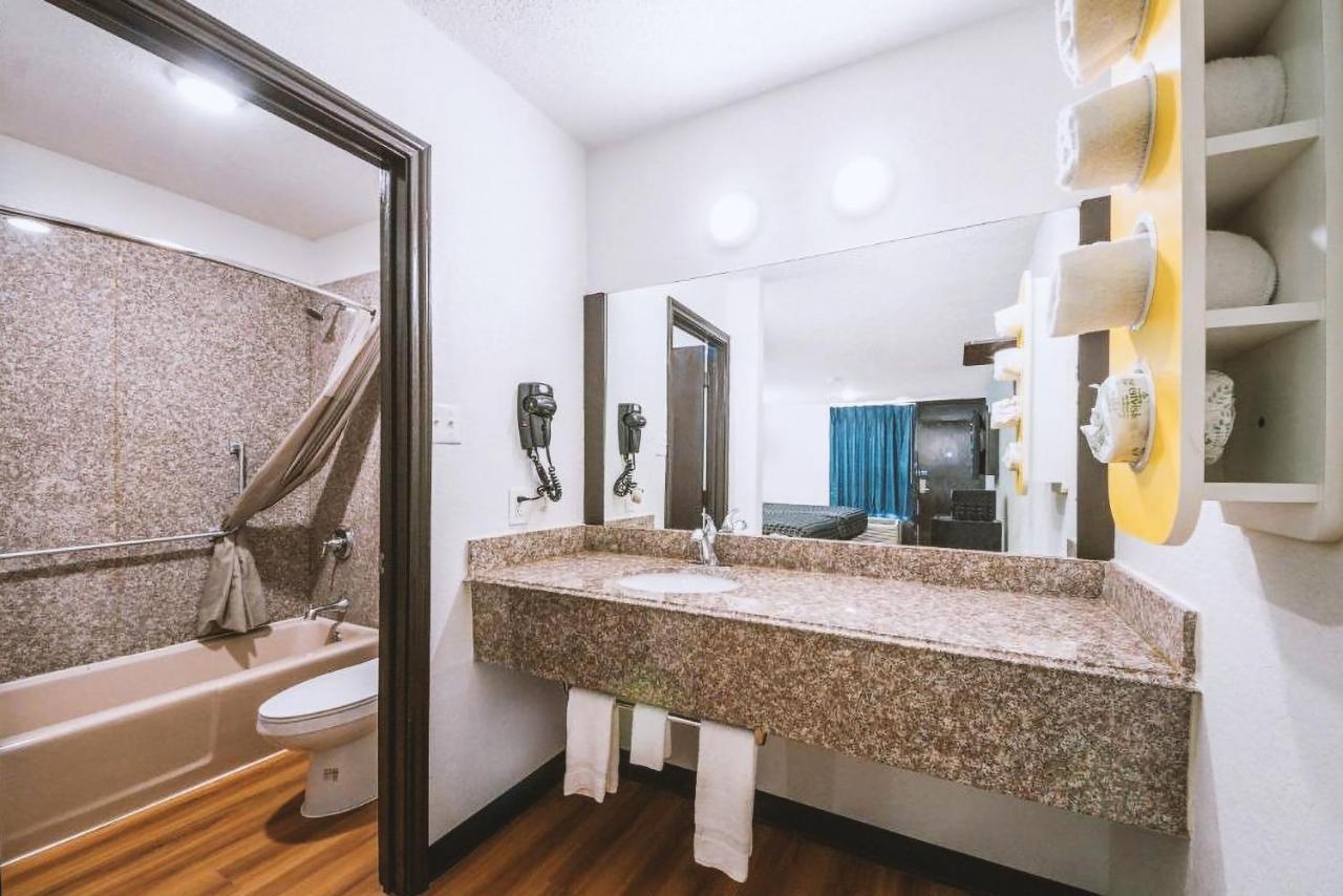Sky Palace Inn & Suites By Jasper Beeville المظهر الخارجي الصورة