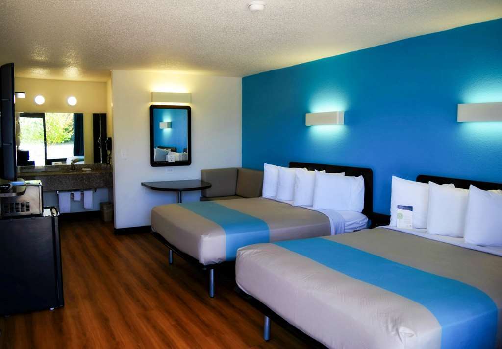 Sky Palace Inn & Suites By Jasper Beeville الغرفة الصورة