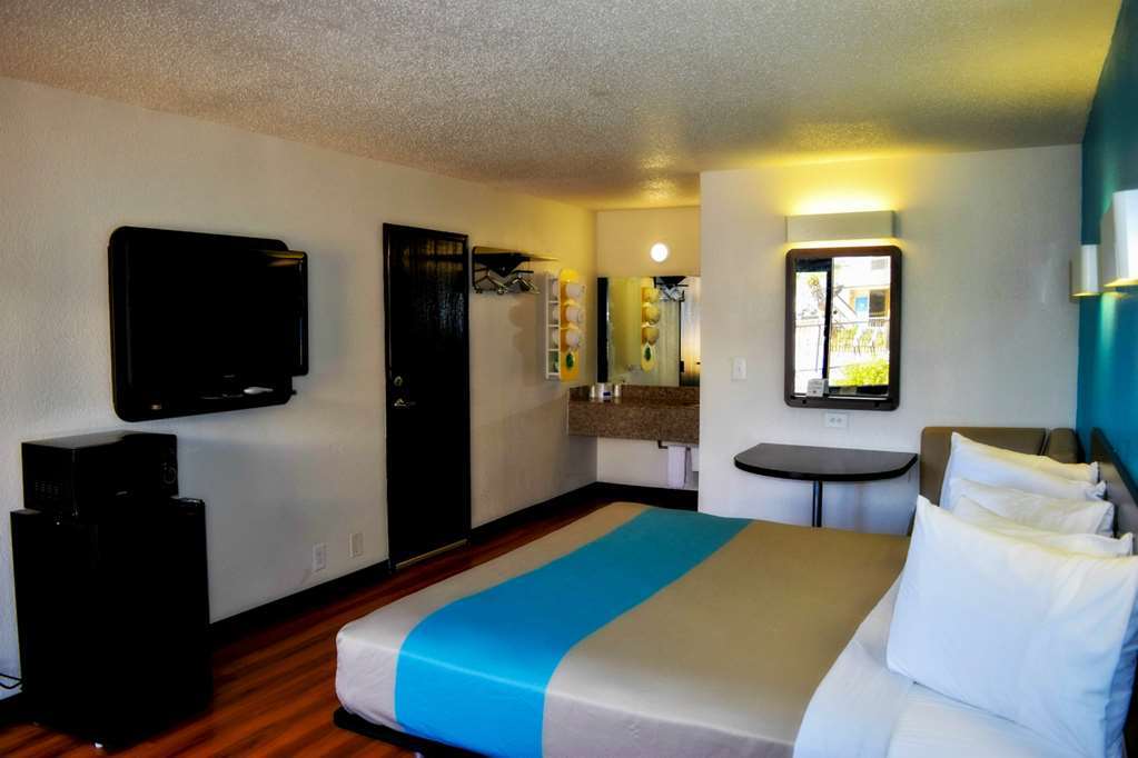 Sky Palace Inn & Suites By Jasper Beeville الغرفة الصورة